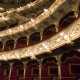 L�alternanza � dovuta al fatto che il Petruzzelli � un teatro ibrido tra il teatro italiano (con i suoi ordini di palchi simmetrici) e quello �alla francese�, la cui architettura riprende la struttura dell'arena o dell'anfiteatro